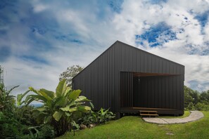 Exterior - Unique & peaceful forest cabin with pool & trails (Venecia)