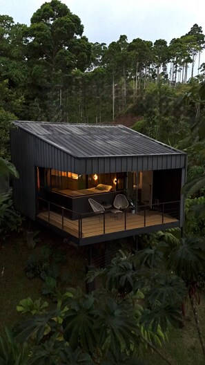 Property grounds - Unique & peaceful forest cabin with pool & trails (Venecia)