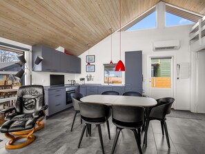 Dining - "Ioar" - 10m from the sea by Interhome (Bjert)