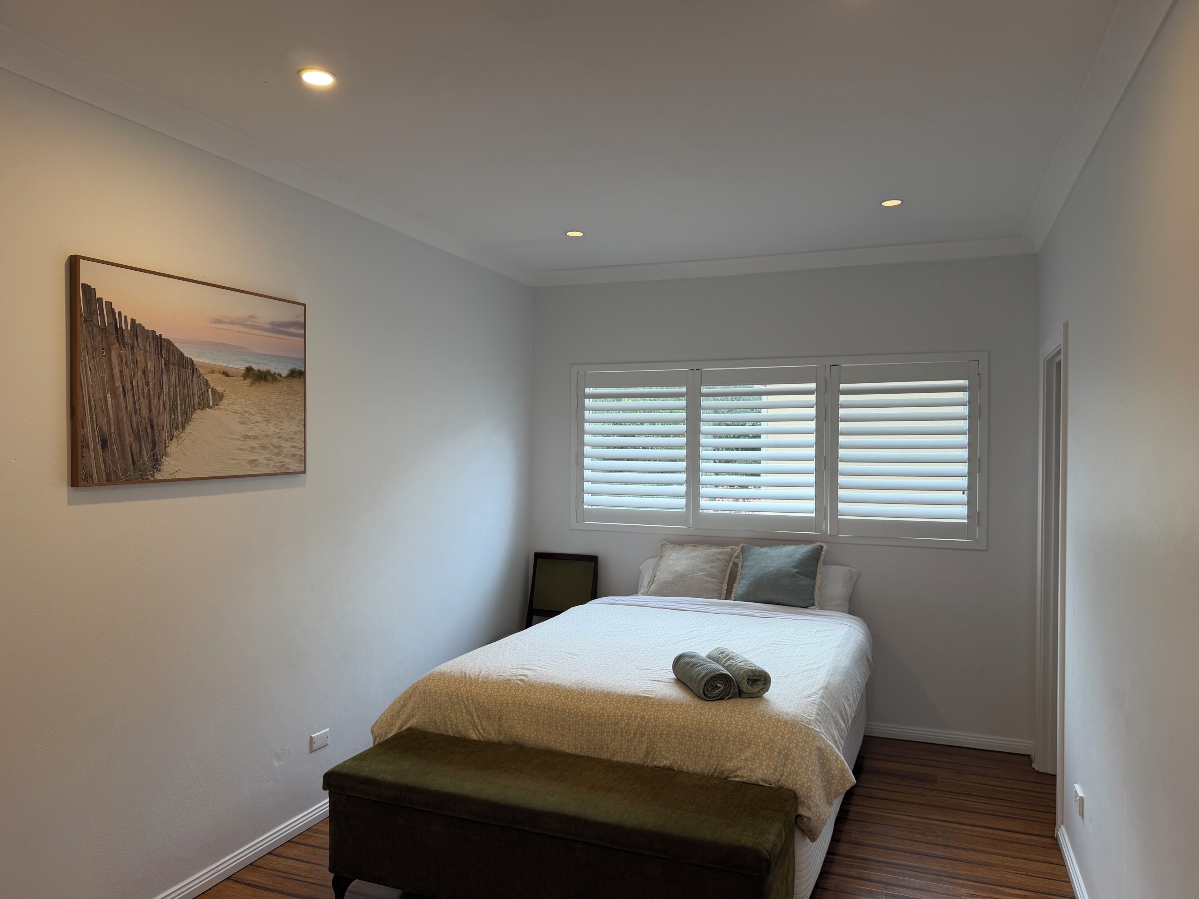 Tabla de planchar con plancha, wifi y ropa de cama 