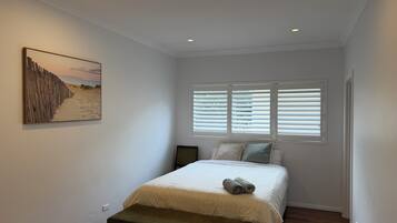 Tabla de planchar con plancha, wifi y ropa de cama