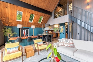 Ein modernes Interieur mit Essbereich, einer Couch und einer Treppe.