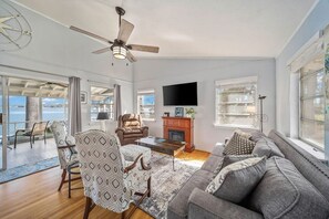 Living area - ★ LAKE NORMAN WATERFRONT COTTAGE, PETS ALLOWED ❤ DOCK + KAYAKS w/FIRE PIT (Lake Norman of Catawba)