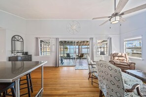 Interior - ★ LAKE NORMAN WATERFRONT COTTAGE, PETS ALLOWED ❤ DOCK + KAYAKS w/FIRE PIT (Lake Norman of Catawba)
