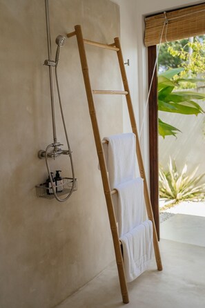 Bathroom - Spacious 6-bedroom beachfront estate with staff in serene Koh Samui (Koh Samui)
