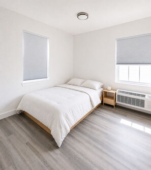 Tabla de planchar con plancha, wifi y ropa de cama 