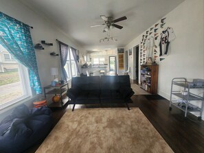Living area - Enjoyable 2-bedroom house with AC in charming Toccoa (Toccoa)