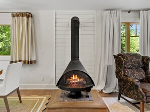 Interior - Cozy, whole house in peaceful Burnsville/Celo, under the Black Mountain Range. (Burnsville)