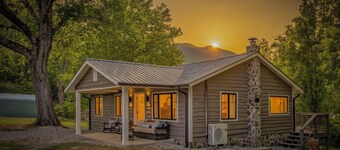 Cozy, whole house in peaceful Burnsville/Celo, under the Black Mountain Range.