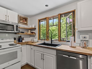 Private kitchen - Cozy, whole house in peaceful Burnsville/Celo, under the Black Mountain Range. (Burnsville)