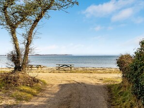 A beach path leading to a picnic table by the water. - "Angelita" - 50m from the sea by Interhome (Sjølund)