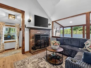 Living area - The Colchester Cottage- a lakefront retreat (Colchester)