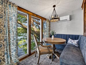 Dining - The Colchester Cottage- a lakefront retreat (Colchester)