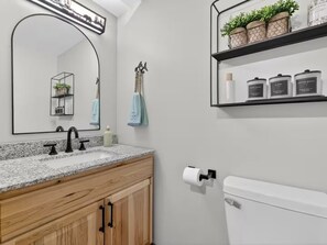 Bathroom - The Colchester Cottage- a lakefront retreat (Colchester)