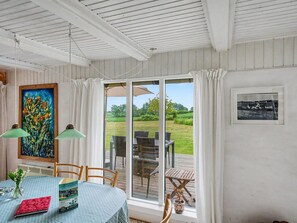 En matplats med ett bord, stolar, en tavla och utsikt över omgivningen.