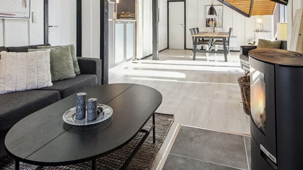 Ein modernes Interieur mit Sofa, Couchtisch und Kamin.