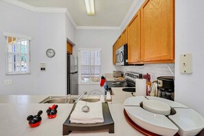Casa adosada, varias camas, acceso a la piscina, vistas a la piscina (EMI101-8517-3) | Cocina privada