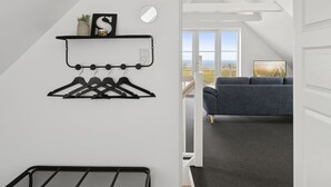 Ein modernes Interieur mit Kleiderhaken, Wandgestaltung und Blick ins Freie.