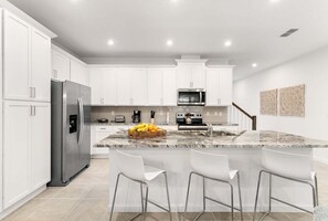 Townhouse, Beberapa Tempat Tidur, akses ke kolam renang, pemandangan kolam renang (SLA106-2318-5-GP) | Dapur pribadi