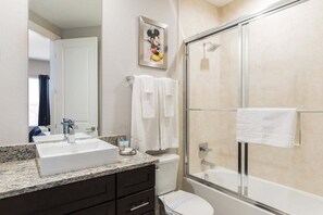 Townhouse, Beberapa Tempat Tidur, akses ke kolam renang, pemandangan kebun (SMV137-7582-5-G) | Kamar mandi