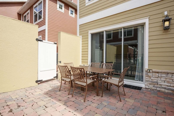 Outdoor dining - Beautiful Family Villa BBQ Patio 5min to Disney (Kissimmee)