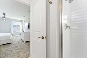 Townhouse, Beberapa Tempat Tidur, akses ke kolam renang, pemandangan kolam renang (CHG111-1098-5-GP) | Kamar mandi