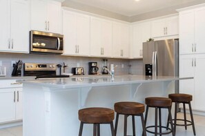 Townhouse, Beberapa Tempat Tidur, akses ke kolam renang, pemandangan kolam renang (SLA102-2186-5-GP) | Dapur pribadi