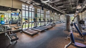 Ett gym med löpband, motionscyklar och styrketräningsmaskiner.