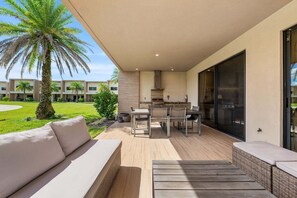 Outdoor dining - Bright and Modern Townhome at Magic Village Superb Disney Location (Kissimmee)