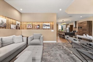 Casa adosada, varias camas, acceso a la piscina (MVR101-3088-3-G) | Zona de estar