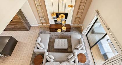 Bright and Modern Townhome at Magic Village Superb Location