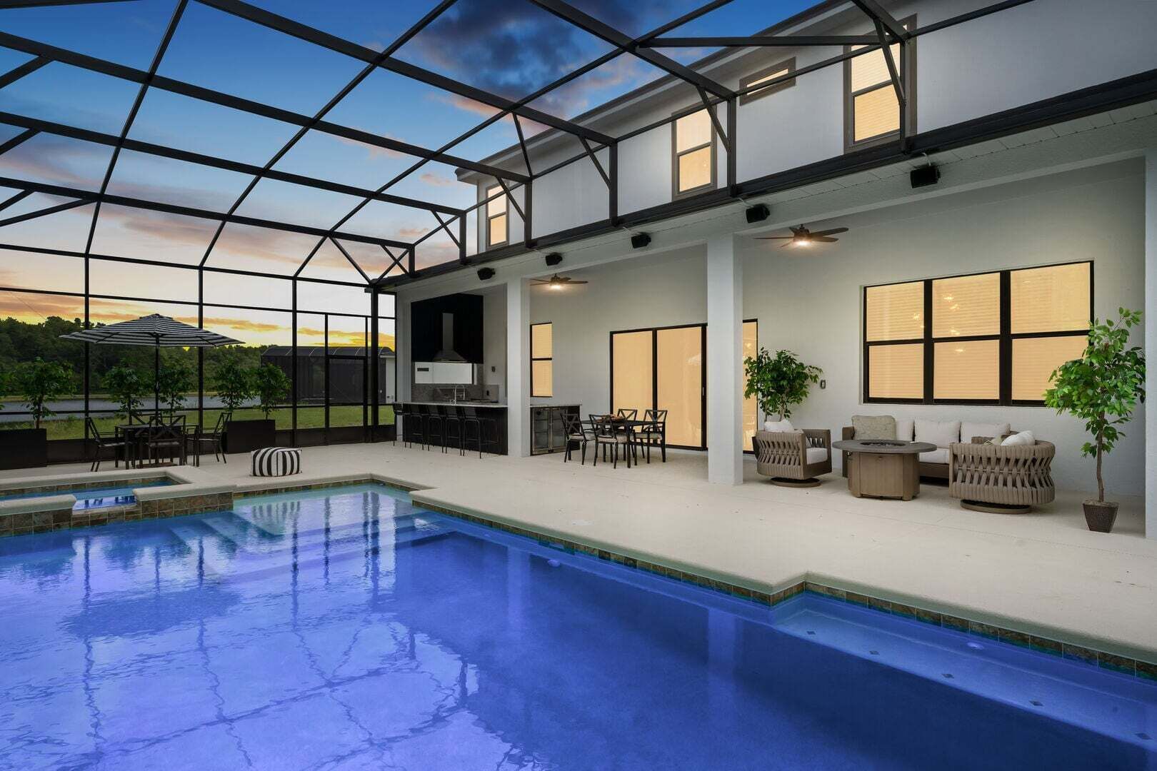 Ein Innenpool mit Glasdecke, einer Bar und Sitzgelegenheiten.