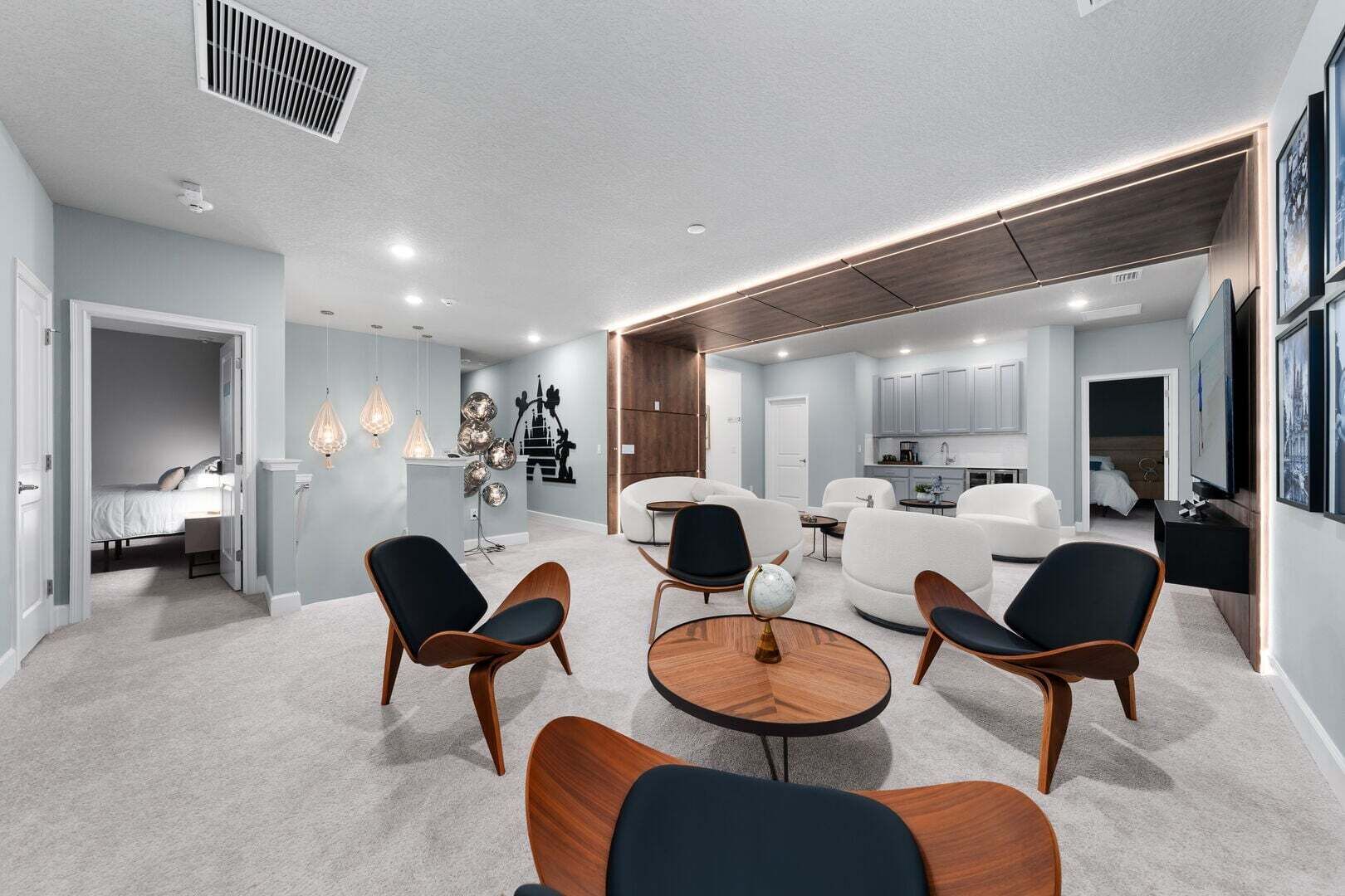 Un salon moderne avec une table basse ronde, quatre fauteuils et un canapé.