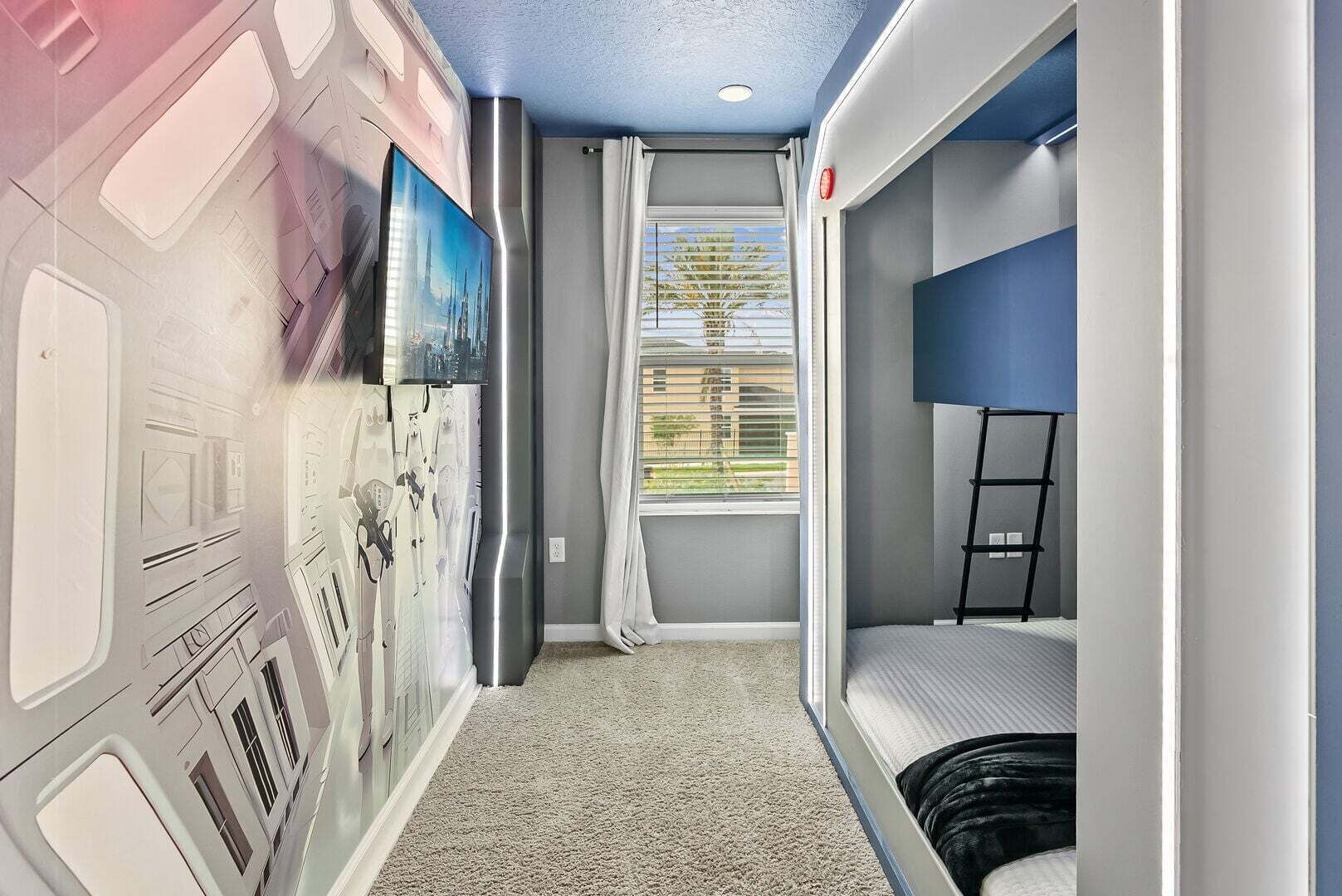 Ein Zimmer mit Etagenbetten, einem Fenster mit Jalousien, einem Bild an der Wand und einer Deckenleuchte.