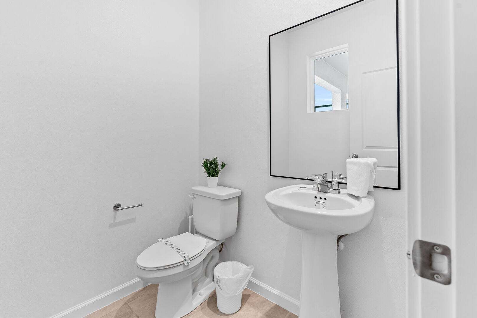 Une salle de bain avec des toilettes, un lavabo et un miroir.