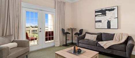 Condo, varias camas, acceso a la alberca, vista a la alberca (REU102-7655-301-3) | Área de sala de estar