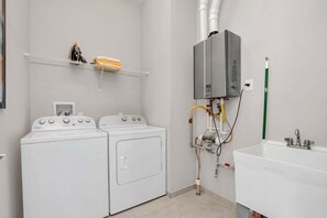 Townhouse, Beberapa Tempat Tidur, akses ke kolam renang, pemandangan kolam renang (SMV112-2649-5-GS) | Interior