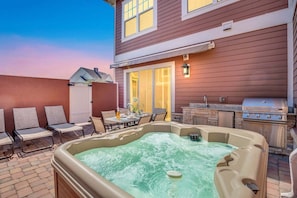 A backyard with a hot tub, outdoor seating, and a grill. - Wonderful Villa 5min From Theme Park Hot Tub & BBQ 112 (Kissimmee)