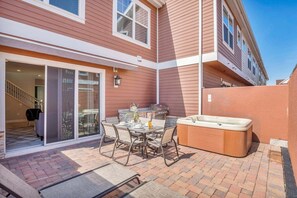 Townhouse, Beberapa Tempat Tidur, akses ke kolam renang, pemandangan kolam renang (SMV112-2649-5-GS) | Tempat makan outdoor