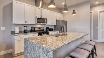 Room, Multiple Beds, Pool Access, Pool View (SMV154-7599-5-GS) | Private kitchen
