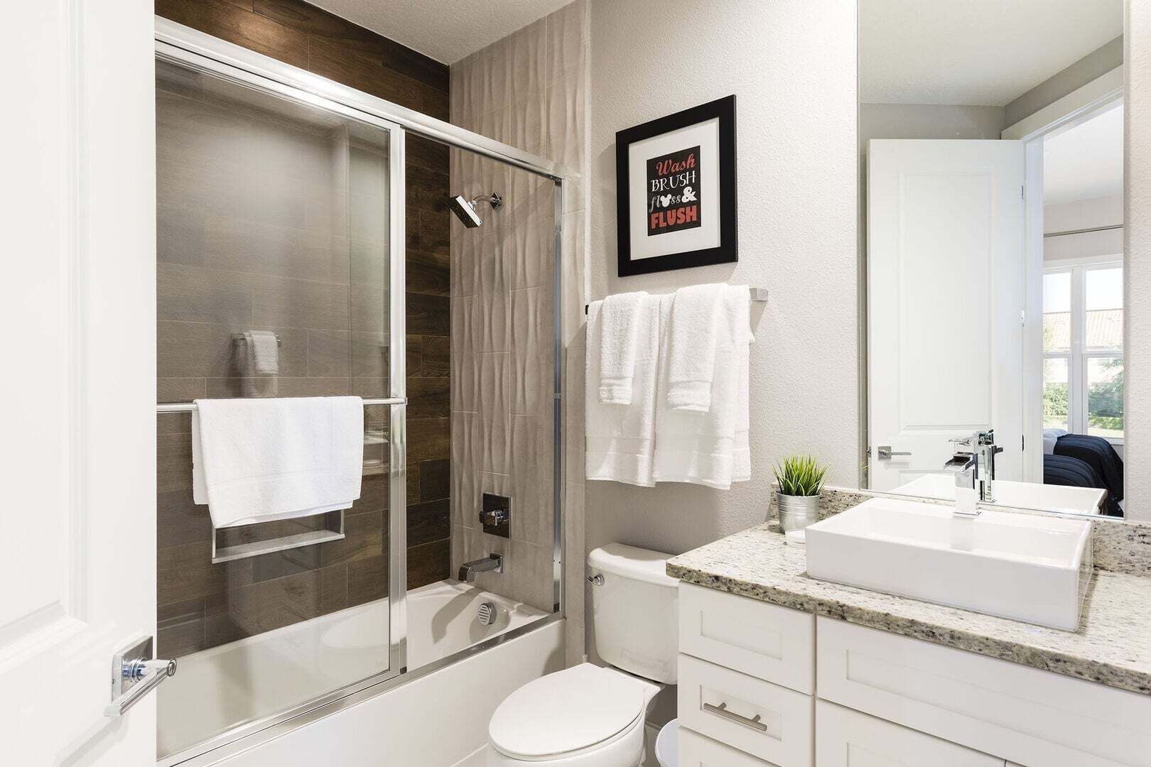 Room, Multiple Beds, Pool Access, Pool View (SMV154-7599-5-GS) | Bathroom
