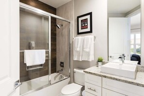 Kamar, Beberapa Tempat Tidur, akses ke kolam renang, pemandangan kolam renang (SMV154-7599-5-GS) | Kamar mandi