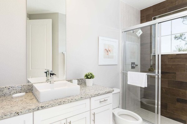 Room, Multiple Beds, Pool Access, Pool View (SMV154-7599-5-GS) | Bathroom