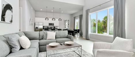 Apartment, Multiple Beds, Balcony (REU119-7770-238-5-G) | Living area