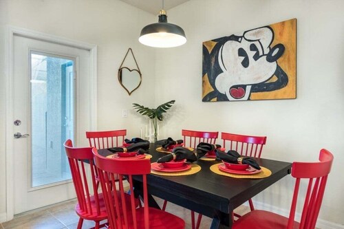 Spacious 5-bedroom Villa With Private Pool in Davenport