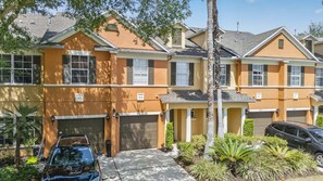 Exterior - Cozy 3BR Townhome 5 Miles From Disney (Kissimmee)