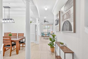 Pientalo, useita sänkyjä, parveke, näköala puutarhaan (CP101-856-3) | Ruokailu