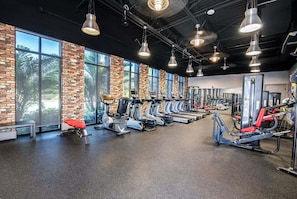Ein Fitnessstudio mit Ergometer, Laufbändern und Kraftgeräten.
