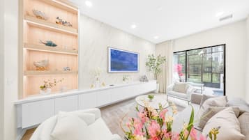Townhome, Multiple Beds, Pool Access, Pool View (PG102-10472-5-P) | Interior
