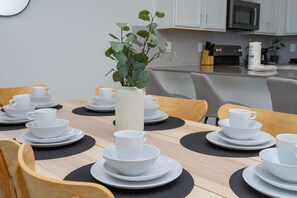 Dining - Townhouse 3 BR, 2.5 BA Villa Sleeps 10! (Davenport)